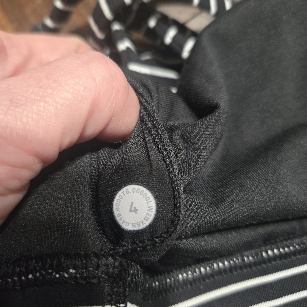 lululemon athletica Black and White Striped Energy Sports Bra Size 4 - Picture 5 of 5